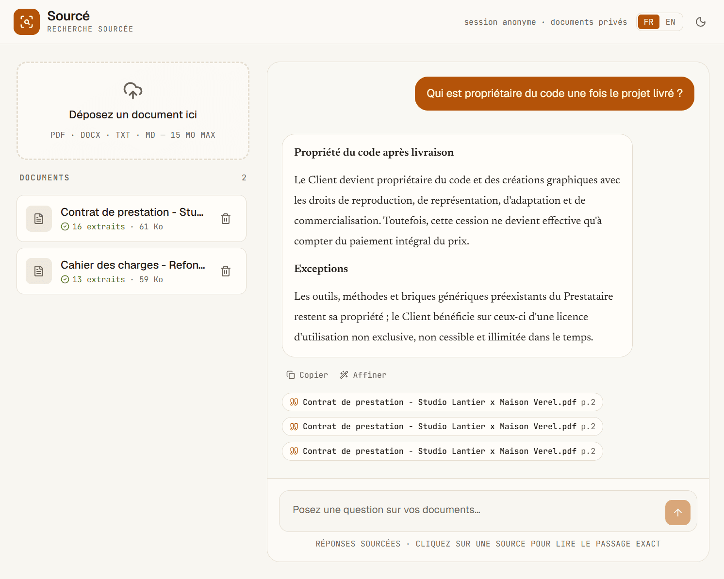 Interface de Sourcé : deux contrats déposés à gauche, une question posée en langage naturel, et la réponse suivie de trois sources cliquables renvoyant à la page exacte du document.